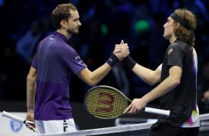 Daniil Medvedev y Stefanos Tsitsipas durante partido de tenis Daniil Medvedev y Stefanos Tsitsipas durante partido de tenis