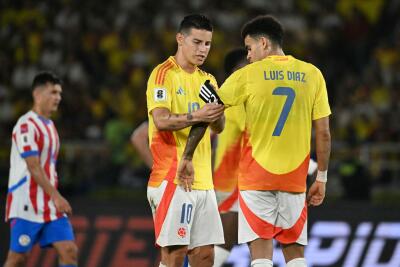 Luis Díaz recibiendo la banda de capitán por parte de James Rodríguez. Luis Díaz recibiendo la banda de capitán por parte de James Rodríguez.