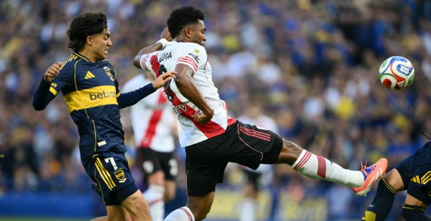 Miguel Borja en acción de juego en Boca Juniors y River Plate.