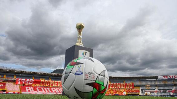 Trofeo y balón fútbol colombiano. Trofeo y balón fútbol colombiano.