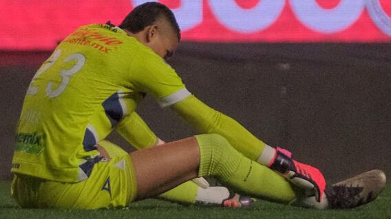 Kevin Mier, guardameta de Cruz Azul, se lamenta por un gol recibido en la Liga MX Kevin Mier, guardameta de Cruz Azul, se lamenta por un gol recibido en la Liga MX