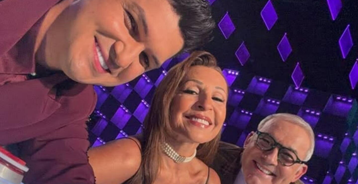 Elder Dayán junto a Amparo Grisales y César Escola en el set del programa Yo Me Llamo