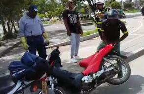 280606_Video: Conductor prefirió dañar su moto antes que el tránsito la inmovilizara. Foto: Tomada del video.