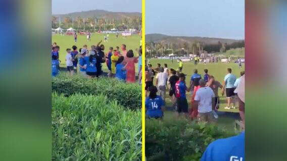 Pelea en torneo de fútbol para niños Pelea en torneo de fútbol para niños