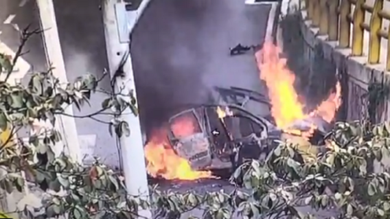 335109_BLU Radio. Taxi incendiado en El Poblado / Foto: Captura de video