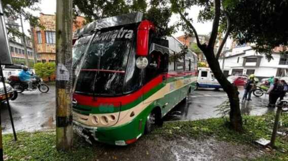 Accidente de bus tras intento de robo en Medellín. Accidente de bus tras intento de robo en Medellín.