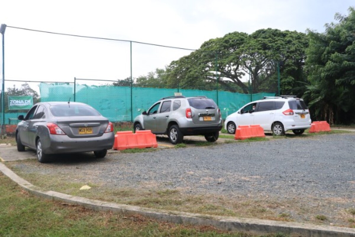 Zona de parqueo, sede Deportivo Cali