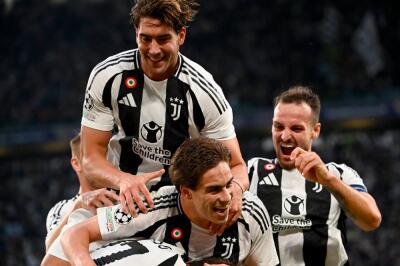 Jugadores de Juventus celebran uno de sus goles contra PSV, en el nuevo formato de la Champions League Jugadores de Juventus celebran uno de sus goles contra PSV, en el nuevo formato de la Champions League