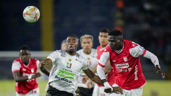 Santa Fe y Once Caldas en acción de juego en El Campín, por cuadrangulares. Santa Fe y Once Caldas en acción de juego en El Campín, por cuadrangulares.