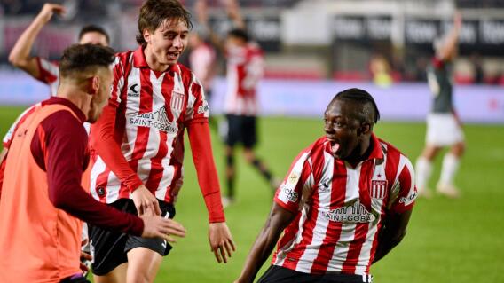 Edwuin Cetré (der.) marcó golazo de chilena con Estudiantes de la Plata en el fútbol de Argentina. 