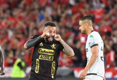 Duván Vergara celebra con América Duván Vergara celebra con América
