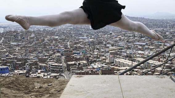 La escuela de ballet de un barrio de invasión en Lima, Perú La escuela de ballet de un barrio de invasión en Lima, Perú
