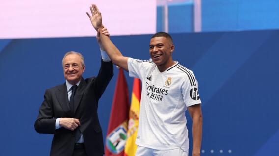 Florentino Pérez y Kylian Mbappé, en el estadio Santiago Bernabéu. Florentino Pérez y Kylian Mbappé, en el estadio Santiago Bernabéu.