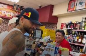 Tendero confunde a Maluma 