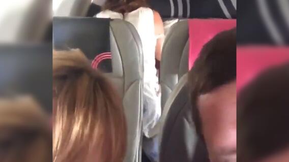 10013_La Kalle - Los pillaron teniendo sexo en un avión - Foto: Twitter 10013_La Kalle - Los pillaron teniendo sexo en un avión - Foto: Twitter