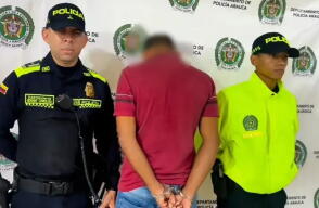 Agentes de la Policía Nacional de Colombia durante un procedimiento relacionado con el caso de la mujer hallada sin vida en el patio de su casa en Arauca