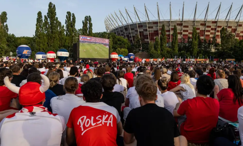 Los aficionados de Polonia siguen el partido de fútbol del Grupo D de la UEFA Eurocopa 2024 entre Austria y Polonia en la zona de visualización pública frente al Estadio Nacional en Varsovia, el 21 de junio de 2024. Los aficionados de Polonia siguen el partido de fútbol del Grupo D de la UEFA Eurocopa 2024 entre Austria y Polonia en la zona de visualización pública frente al Estadio Nacional en Varsovia, el 21 de junio de 2024.
