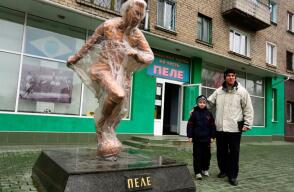 Las puertas del museo están cerradas, pero su director continúa yendo al lugar todos los días: pese a los dos años de conflicto sangriento en el este separatista de Ucrania, el primer museo del mundo dedicado a Pelé, la leyenda brasileña del fútbol, sigue