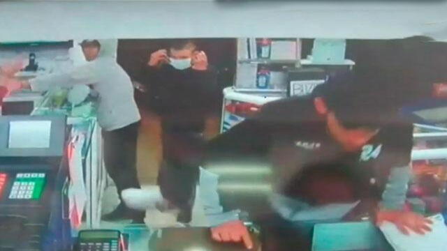 Ladrones sin remedio: vea cómo, con cuchillo y pistola, asaltaron droguería en Bogotá