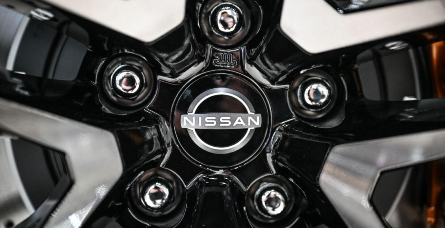 El emblema del fabricante de automóviles japonés Nissan Motor se observa en una sala de exhibición en Yokohama el 9 de mayo de 2024. 