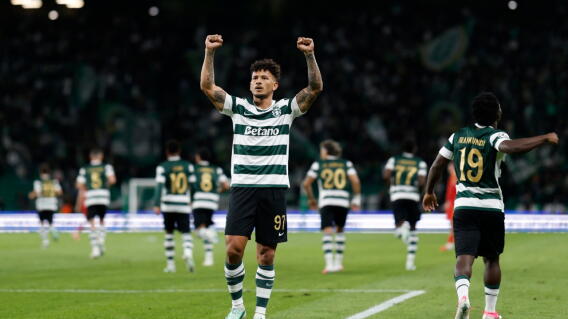 Luis Javier Suárez celebra gol con Sporting Lisboa en la Champions League. 
