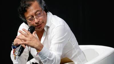 Gustavo Petro llamó la atención por su vestimenta en evento con otros presidentes Gustavo Petro llamó la atención por su vestimenta en evento con otros presidentes