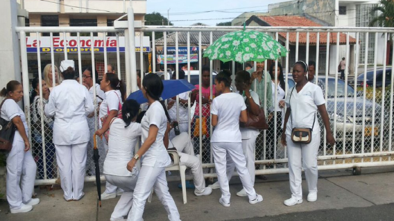 270949_Médicos y enfermeros están apostados en la puerta de ingreso del hospital. Foto: cortesía