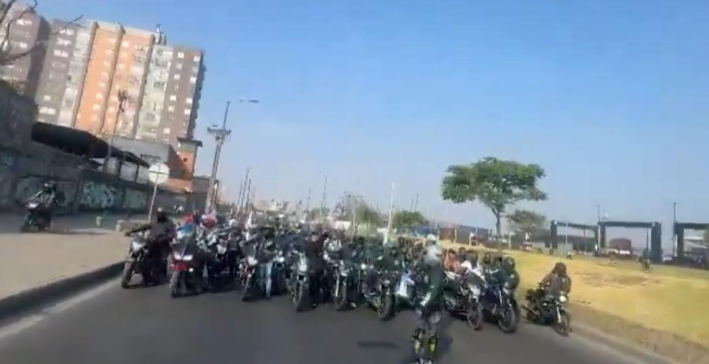 Motociclistas hacen plan tortuga en av. Ciudad de Cali en medio de paro de camioneros