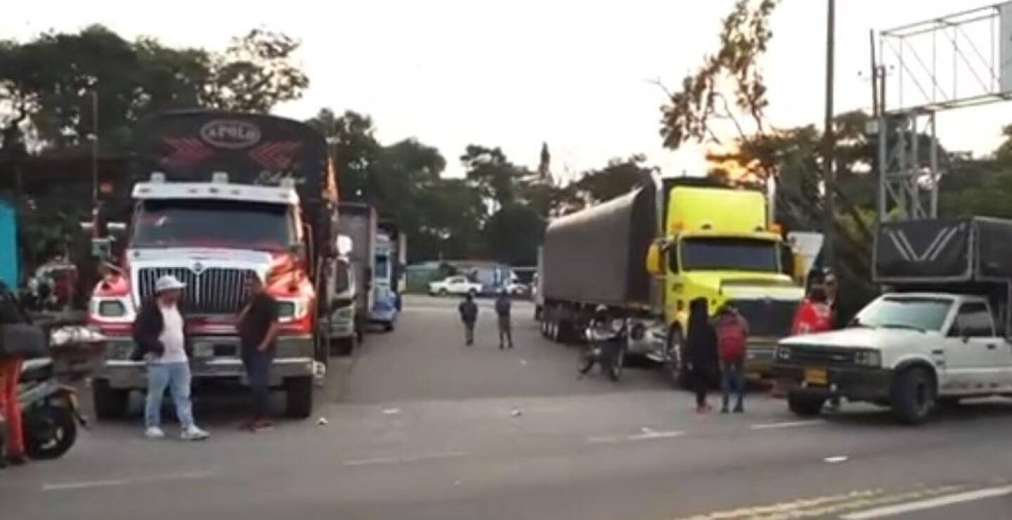 “Nos solucionan o aquí no hay paso pa’ nadie”: conductor de paro de camioneros