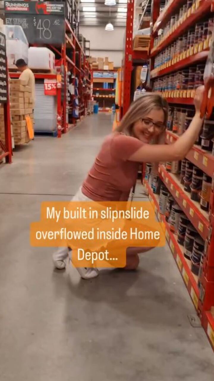 Por hacer contenido para OnlyFans, joven se quitó la ropa en una tienda y terminó con varias