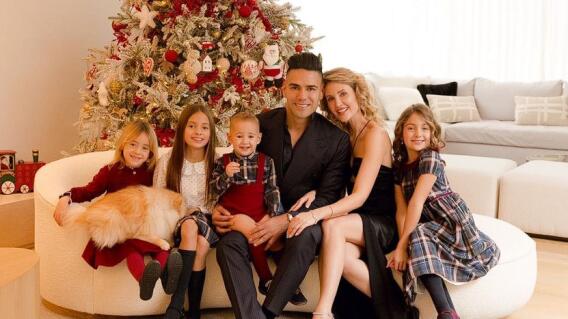 Falcao y Lorelei junto a sus cuatro hijos Falcao y Lorelei junto a sus cuatro hijos