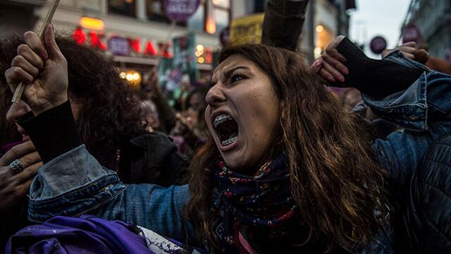 Turquía, donde en 2017 hubo 409 asesinatos de mujeres, reprime marcha contra violencia de género Turquía, donde en 2017 hubo 409 asesinatos de mujeres, reprime marcha contra violencia de género