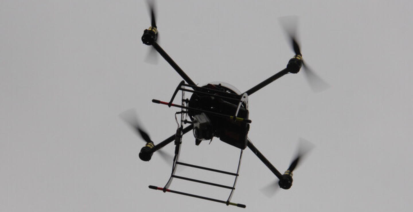 Investigan video de supuestos criminales cargando un dron con explosivos 