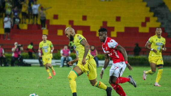 Acción de juego entre Bucaramanga y Santa Fe Acción de juego entre Bucaramanga y Santa Fe
