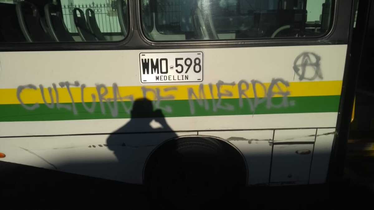 protestas en Medellín, pintan bus del metro.jpeg