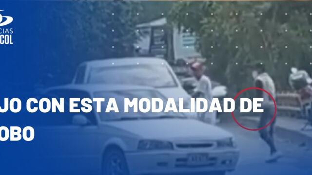 Impactante video: ladrones parquean su carro en mitad de la vía y roban a otros conductores en Cali Impactante video: ladrones parquean su carro en mitad de la vía y roban a otros conductores en Cali