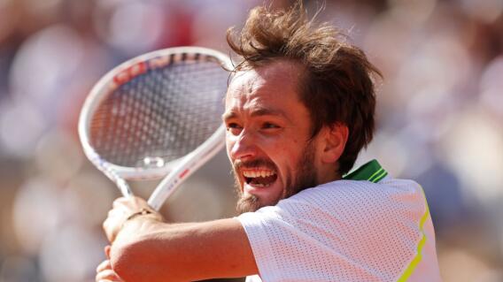 Daniil Medvedev en partido de primera ronda de Roland Garros 2023 Daniil Medvedev en partido de primera ronda de Roland Garros 2023