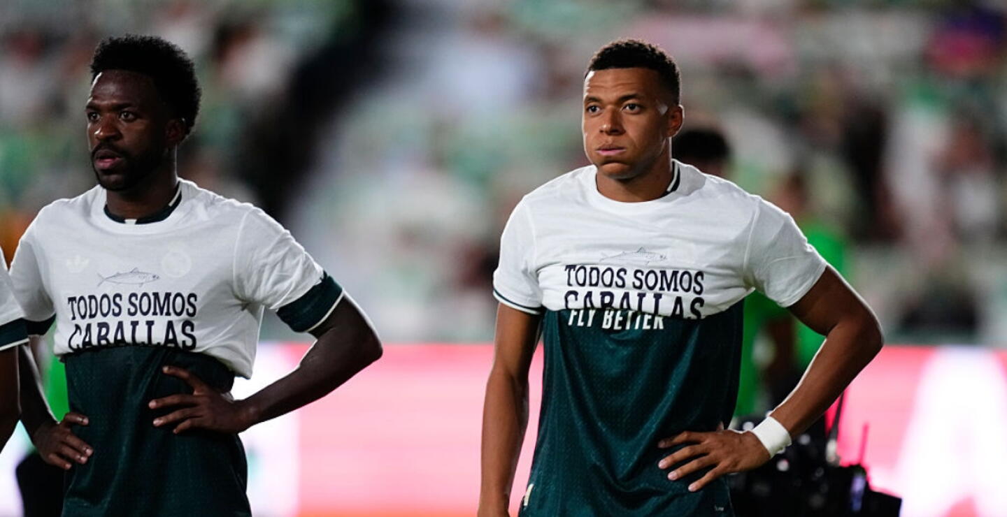 Kylian Mbappé y Vinícius en la previa del juego entre Elche y Real Madrid por la Liga de España. 