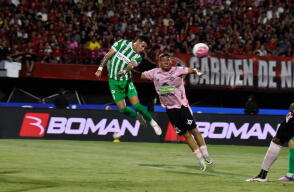 Acción de juego entre Cúcuta Deportivo y Atlético Nacional por la Liga II-2026.