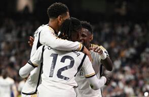 Jugadores del Real Madrid y un festejo de gol contra el Alavés en el Santiago Bernabéu.  Jugadores del Real Madrid y un festejo de gol contra el Alavés en el Santiago Bernabéu.