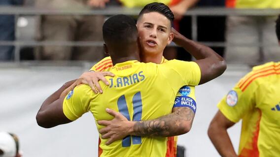 James Rodríguez, abrazado por Jhon Arias, tras anotar con la Selección Colombia, en Eliminatorias James Rodríguez, abrazado por Jhon Arias, tras anotar con la Selección Colombia, en Eliminatorias