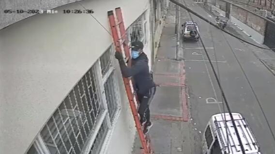 Ladrón cae de escalera en Bogotá Ladrón cae de escalera en Bogotá