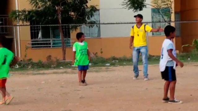 Para alejarlos del sedentarismo, vigilante entrena a niños de barrios vulnerables en Valledupar 