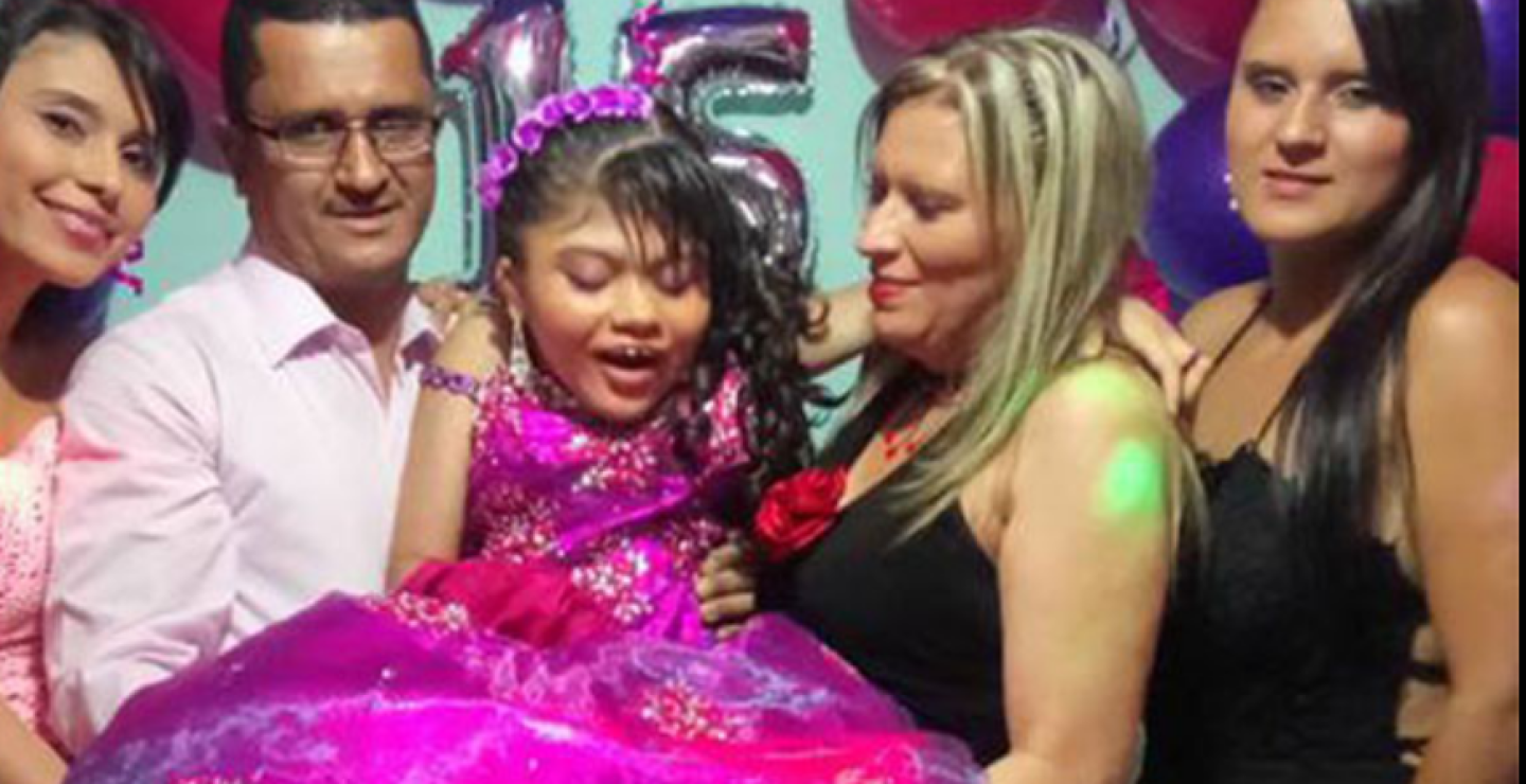 295593_Blu Radio/ Sara Taborda junto con su familia. Foto: Cortesía Caracol Tv