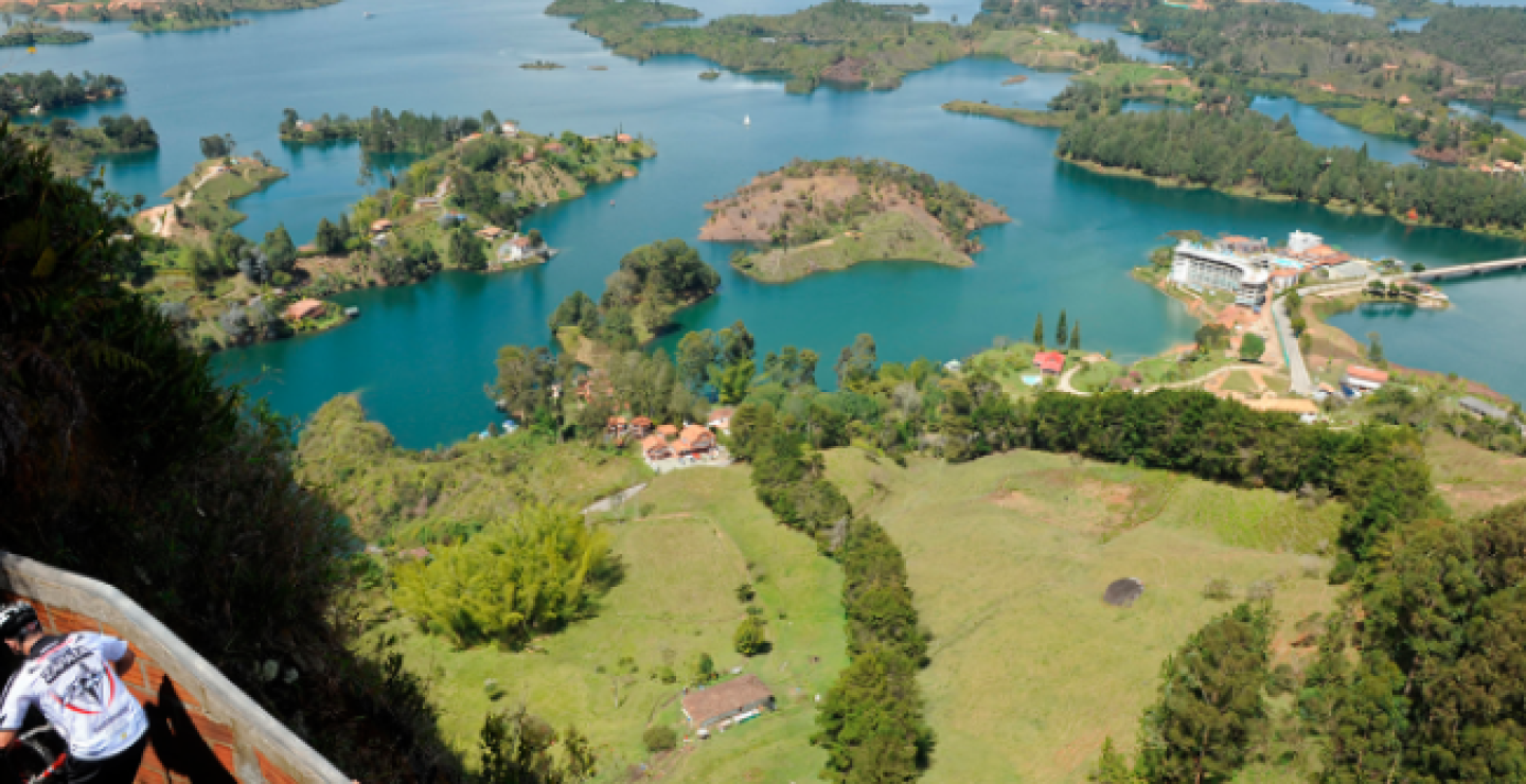 195795_BLU Radio. Embalse de Guatapé / Foto: AFP