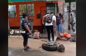 Puente improvisado en Perú