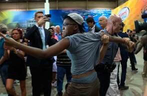 Un mitin de campaña del precandidato republicano Donald Trump, que encabeza los sondeos para las primarias presidenciales en Estados Unidos dio lugar el miércoles a empujones y enfrentamientos entre seguidores del multimillonario empresario y estudiant