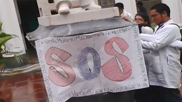 “La salud pública está a punto de morir”: médicos venezolanos protestan por falta de medicamentos “La salud pública está a punto de morir”: médicos venezolanos protestan por falta de medicamentos