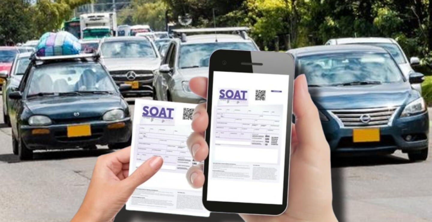 Vehículos en Bogotá junto a celular con SOAT.