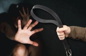 Hombre golpea a mujer con correa